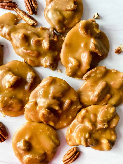 Pecan Praline Recipe, Southern Pecan Pralines, Pecan Pralines Recipe, Pralines Recipe, Praline Candy, Praline Recipe, Pecan Praline, Mardi Gras Food, Caramel Fudge