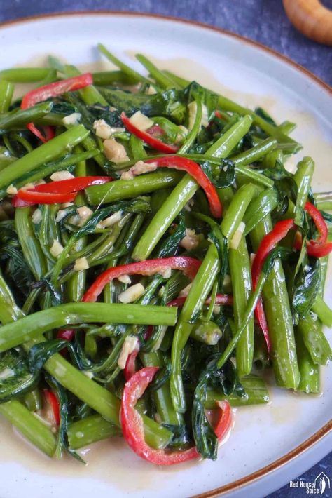 Water Spinach Recipe, Broccoli With Garlic Sauce, Vegetable Dishes Recipes, Vegetable Stir Fry Recipe, Water Spinach, Spinach Recipe, Chinese Vegetables, Asian Vegetables, Chinese Cooking Recipes