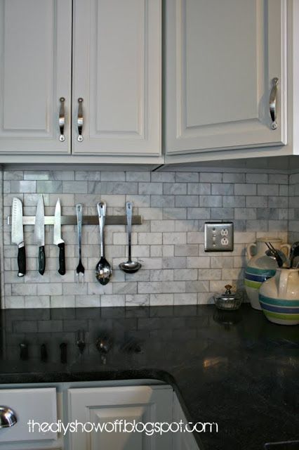 How to hang things on a tiled backsplash at diyshowoff.com Backsplash Herringbone, Dark Counters, Серая Кухня, Black Countertops, Apartment Decoration, Grey Cabinets, Grey Kitchen, Kitchen Redo, Updated Kitchen