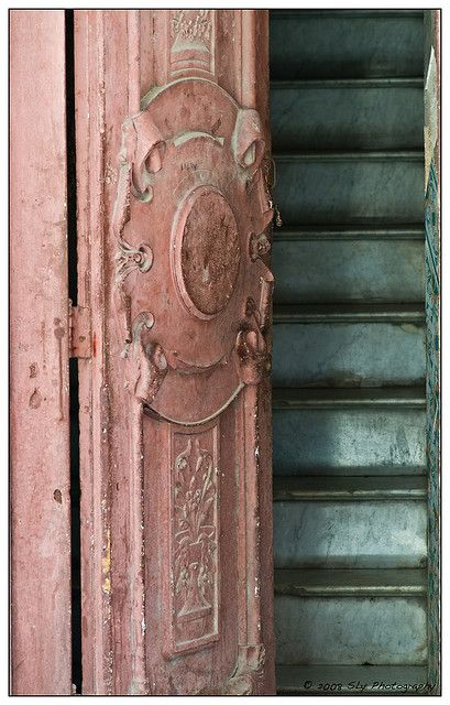 Architectural detail of the door with the patina of the stairs When One Door Closes, Pink Door, Old Door, Old Doors, Unique Doors, Beautiful Doors, Closed Doors, Door Knockers, The Doors