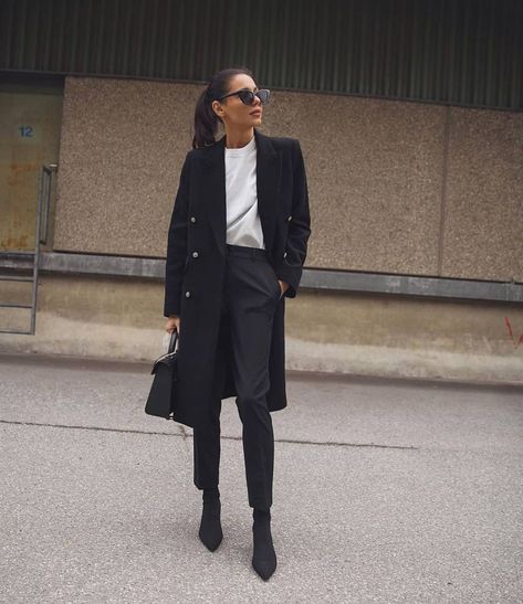 You Can't Go Wrong With Chic Basics Outfit Minimalista, Boots Outfit Ankle, Mode Casual, Work Trousers, Anna Wintour, Mode Inspo, Looks Chic, Inspired Outfits, Autumn Outfit