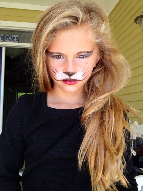 Face painting on Tatumn. Beautiful! Lion Face Paint Easy, Wolf Face Paint, Lion Face Paint, Cat Face Makeup, Wolf Makeup, Kitty Face Paint, Obličejové Masky, Wolf Face, Face Painting Easy