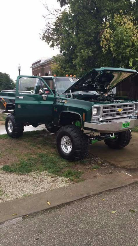 Square bodies literally mean everything to me. Jacked Up Trucks Chevy, 87 Chevy Truck, Square Body Chevy, Country Trucks, Trucks Lifted Diesel, Hot Trucks, Mud Trucks, Custom Chevy Trucks, Trucks Chevy