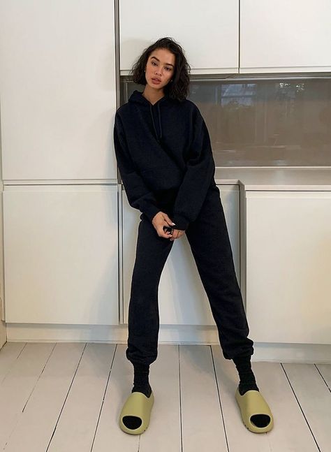 Black Joggers And Hoodie Outfit, All Black Sweats Outfit, Cozy Black Outfit, All Black Hoodie Outfit, How To Style Black Hoodie, Boyfriend Hoodie Outfit, Outfit With Black Hoodie, Black Hoodie Outfit Casual, All Black Sweatpants Outfit