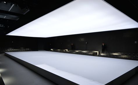 Z Zegna: A peaceful setting greeted guests of Z Zegna's A/W show, with the catwalk taking centre stage as a white lacquered box, lit by an oversized hanging screen Read more at http://www.wallpaper.com/fashion/catwalk-tour-the-top-mens-fashion-week-venues-from-the-aw-2014-season/7214#APgIlolRc6AZoLgD.99 White Stage Design, Reflective Flooring, Show Stage Design, Fashion Show Set Design, Fashion Show Stage Design, Disco Floor, Hanging Screen, Catwalk Design, Fashion Catwalk