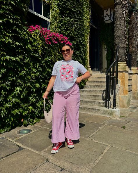 casual summer outfits > 💖☀️🎀🍋 #midsizestyle #summeroutfit #outfitinspiration Stripe Trousers Outfit, Oversized Graphic Tee Outfit, Striped Trousers Outfit, Pink Trousers Outfit, Midsize Summer Outfit, Outfit Converse, Outfit Midsize, Mid Size Outfits, Graphic Tee Outfit