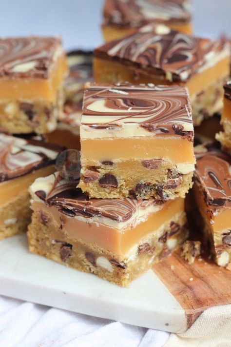 Millionaires Cookie Bars recipe by Jane's Patisserie Triple Chocolate Chip Cookies, Christmas Cookie Bars, Janes Patisserie, Tray Bake Recipes, Christmas Baking Recipes, Centerpiece Christmas, Easy Chocolate Chip Cookies, Chocolate Chip Cookie Bars, Best Christmas Cookies