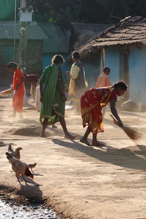 India - the morning time in villages where everyone comes out and cleans the village together Indian Portrait, Agriculture Photography, Rural Photography, Rajasthani Painting, Human Figure Sketches, Amazing India, People Drawing, Photography People, Village People