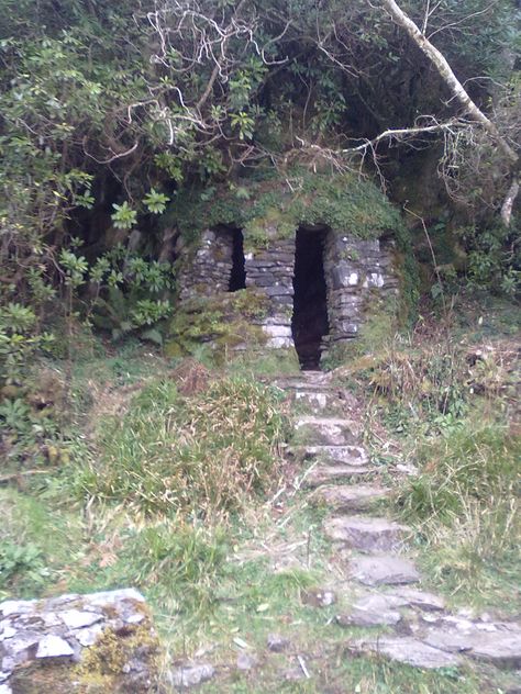 https://flic.kr/p/dZAXUQ | Hermit's Hut | Sliabh Torc, Co. Kerry Bushcraft Shelter, Earth Homes, Stonehenge, Environment Concept Art, Fairy House, Abandoned Places, Bushcraft, In The Woods, Interior Exterior