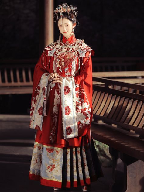 Ming Dynasty Hanfu, Traditional Chinese Dress, Ming Dynasty, Chinese Clothing, Ancient China, Chinese Dress, Traditional Chinese, Traditional Dresses, Victorian Dress