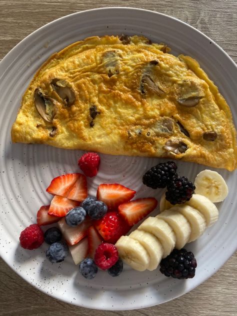 Mushrooms omelette, banana, blackberries, blueberries and strawberries. Simple Family Meals, Healthy Food Dishes, Healthy Homemade Recipes, Healthy Lifestyle Food, Healthy Food Motivation, Healthy Foodie, Morning Food, Wholesome Food, Food Obsession