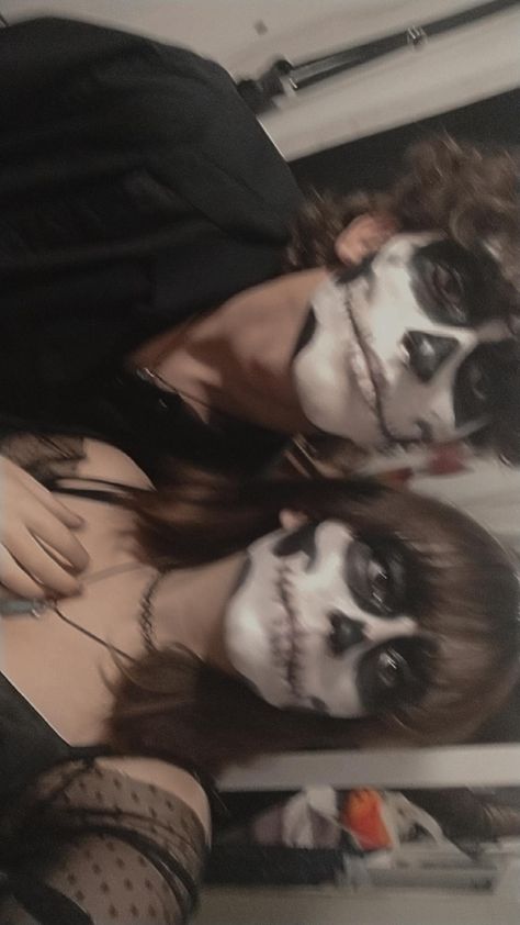 Couple Face Painting Ideas, Female Skeleton Makeup, Simple Skeleton Face Paint, White Skeleton Makeup, Skeleton Makeup Couple, Jack Skeleton Makeup, Skeleton Couples Costume, Skeletal Makeup, Easy Skeleton Costume