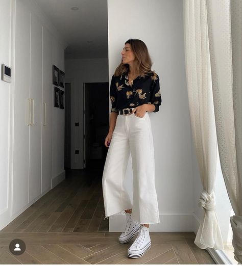 White Culottes Outfit, White Jeans Outfit Spring, Sneakers Outfit Work, Culottes Outfit, Jeans Outfit Spring, White Pants Outfit, Outfits Con Jeans, White Jeans Outfit, Business Casual Outfits For Work