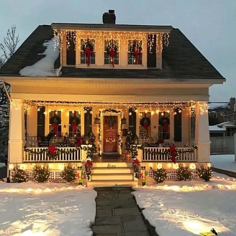 The Christmas Cottage🎄🎅 on Instagram: "🏠❄🎄😍❤🥰" Christmas House Aesthetic Outside, Christmas House Aesthetic Exterior, Aesthetic Christmas House, Christmas Aesthetic House, Christmas House Aesthetic, Classic Christmas Aesthetic, Christmas House Exterior, Christmas Home Aesthetic, Xmas Vibes