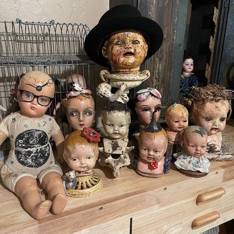 Doll Heads For Halloween, Doll Head Art, Altered Dolls, Creepy Doll Halloween, Creepy Baby Dolls, Creepy Vintage, Assemblage Art Dolls, Homemade Halloween Decorations, Haunted Dolls