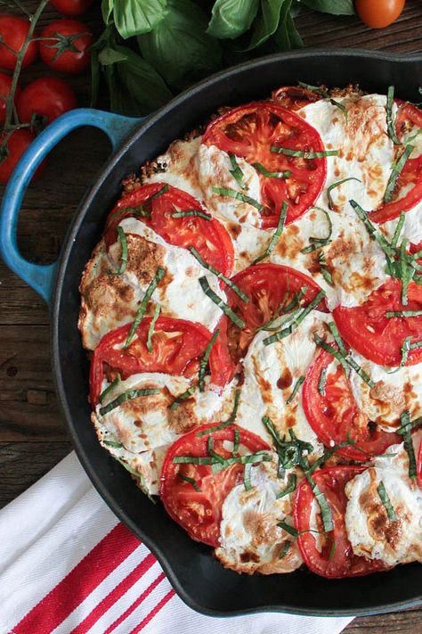 This Caprese Quinoa Bake Will Have You Begging For Seconds Caprese Quinoa, Quinoa Bake, Caprese Recipes, Pizza Margherita, Pizza Hut, Quinoa Recipes, Iron Skillet, Meatless Meals, Cast Iron Skillet