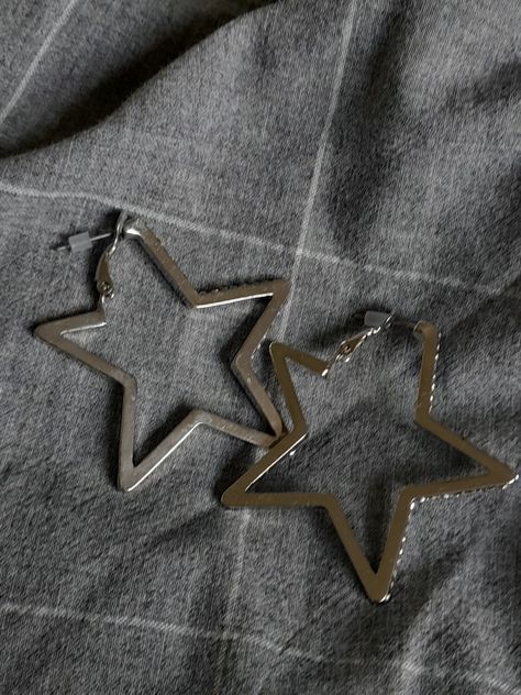 star aesthetic, stars, stargirl, silver earrings, jewelry, stradivarius, strass Silver Earrings Aesthetic, Aesthetic Stars, Star Aesthetic, Aesthetic Star, Earrings Aesthetic, Body Mods, Star Girl, Girls Earrings, Tattoos And Piercings