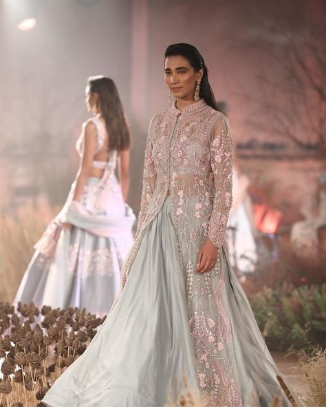 Jacket Style Lehenga, Long Jacket Outfit, Lehenga Ideas, Boutique Style Dresses, Jacket Lehenga, Pakistani Brides, Short Blouse, Brides Dress, Happy Dresses