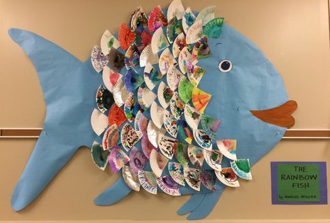 Class rainbow fish made using paper plates. The students used watercolor to decorate the plate pieces. Rainbow Fish Display, Rainbow Fish Nursery, Rainbow Fish Art Project, Rainbow Fish Eyfs, Under The Sea Bulletin Board Ideas, Rainbow Fish Activity, Rainbow Fish Bulletin Board, Fish Craft Ideas, Rainbow Fish Art