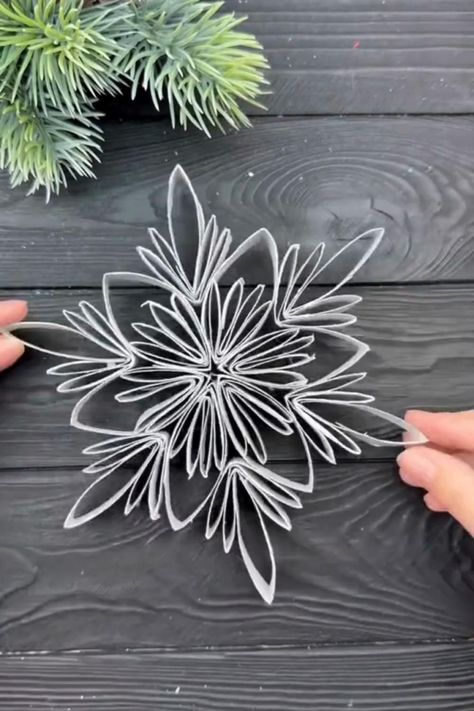 Easy Christmas Craft Ideas, Easy Christmas Craft, Christmas Craft Ideas, Toilet Paper Crafts, Paper Christmas Ornaments, Paper Christmas Decorations, Studio Diy, Handmade Christmas Crafts, Noel Diy