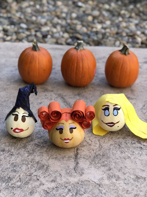 Hocus Pocus Pumpkins: I actually used small gourds, paint for the faces and construction paper for the hair.    Hocus Pocus | The Sanderson Sisters | Disney Pumpkins | Painted Disney Pumpkins Hocus Pocus Pumpkins, Space Pumpkin, Disney Pumpkin Painting, Painted Pumpkin Ideas, Football Pumpkin, Pumpkin Paint, Train Pumpkin, Creative Pumpkin Painting, Dekorasi Halloween