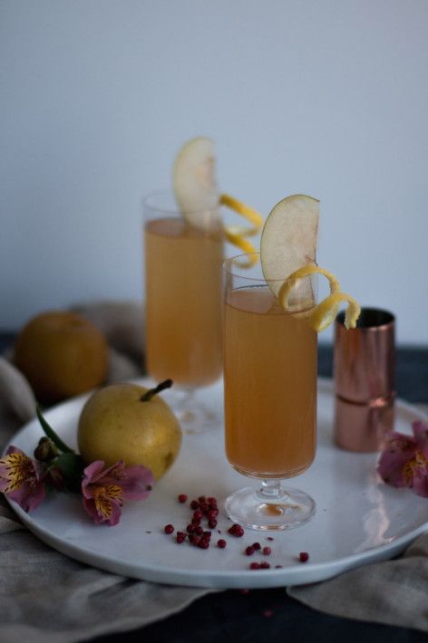 Fall French 75 // jojotastic.com French 75 Recipe, French 75 Cocktail Recipes, Caramel Apple Sangria, French 75 Cocktail, Apple Sangria, Autumn Food, Fall Dinner Party, French 75, Fall Cocktails