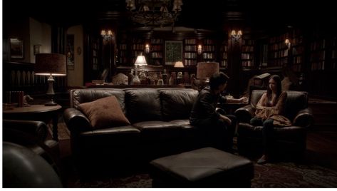 All 'The Vampire Diaries' Easter Eggs in the Series Premiere of 'Legacies' Lockwood Mansion, Salvatore Boarding House, Jeremy Gilbert, Vampire House, Roman House, Vampire Illustration, Dark House, Aesthetic Living Room, Boarding House