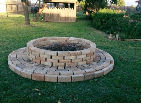 Outdoor easy homemade fire pit Homemade Fire Pit, Square Border, Backyard Renovations, Fire Ring, Backyard Diy, Rental House, Garden Yard Ideas, Fire Pit Backyard, Garden Yard