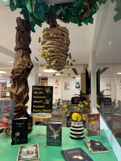 Bee Classroom, Library Book Displays, Theme Nature, Deco Nature, Library Displays, Orange Garland, Class Decoration, Library Decor, Camping Theme