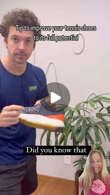 Thousands of Tips on Instagram: "Did you know that these first little holes here are not for decoration? They serve to make your foot more stable so you can run much better.
Let’s learn how to use it.
Make an ear on one side and the other, then cross the shoelace and pass the ends inside the ear, this will make it tighten the upper part, leaving your foot more stable and often avoiding that pain you have in your shin

Credits:@danibelilepersonal

#shoe #shoelaces #shoelace #shoestyle #cadarços #tiras #tennis #tennisshoes #tennistie #tennistip #tie #knots #hack  #style #atlet  #atletas #corrida #runner #running #sports #sportwear  #dicas #tricos #esportes #amarrações #amarração #zapatillas" Tying Hacks, Shoelace Ideas, Hack Style, Tie Hack, Shoe Tying, Shoe Lacing, Shoe Cleaning, Tennis Tips, Shoes Hack