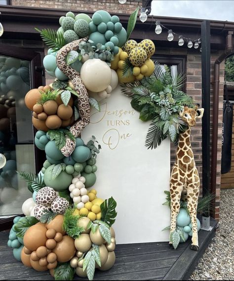 Dekoracije Za Prvi Rodjendan, Jungle Balloon Decorations, Safari Balloon Decorations, Trending Party Decor, Jungle Theme Balloon Decoration, Jungle Theme Balloons, Floral Backdrop Decor, Balloon Garland Wild One, Zoo Balloon Garland