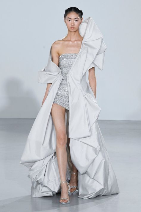 Couture Draping, Structured Fashion, Fashion Through The Decades, Fashion Draping, 2023 Couture, Chic Fall Fashion, Gaurav Gupta, Runway Gowns, Paris Fashion Week Runway