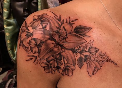 Black and grey lily shoulder tattoo Lily Shoulder Tattoo, Shoulder Cap Tattoo, Lillies Tattoo, Butterfly Tattoo On Shoulder, Lily Flower Tattoos, Rose Tattoo Sleeve, Rose Shoulder Tattoo, Henna Inspired Tattoos, Black Rose Tattoos