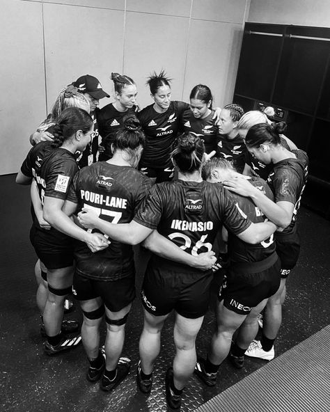 Touch Rugby Aesthetic, Rugby Photos, Team Huddle, Touch Rugby, Womens Rugby, Friendship Photos, Rugby Sport, Rugby Club, Rugby Team