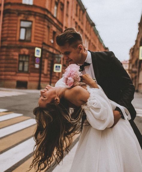 Wedding Photo Ideas Bride And Groom Creative, Awkward Wedding Photos, Courthouse Wedding Photos, City Wedding Photos, Photo Mood, Shotgun Wedding, City Wedding Photography, Wedding Photo Studio, Wedding Portrait Poses