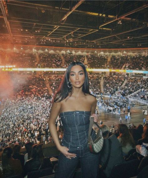 Drake Concert Inspo Outfit, Utopia Concert Outfit, It’s All A Blur Tour Outfits, Sza Concert Hairstyles, Sza Aesthetic Outfits Concert, Sza Concert Pics, Its All A Blur Tour Outfit, The Weekend Concert Makeup, Soul Concert Outfit