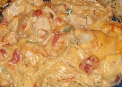 Cheesy Mexican spaghetti casserole Cheesy Mexican Chicken, Rotel Chicken, Pork Meals, Chicken Spaghetti Casserole, Mexican Chicken Casserole, Yummy Pasta, Easy Dinner Recipes Crockpot, Crock Pot Recipes, Restaurant Dishes