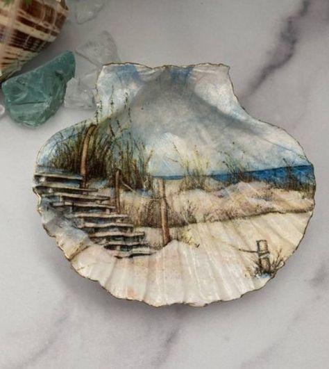 Sunray Venus Shell Crafts, Scallop Shell Craft Ideas, Scallop Shell Craft, Shell Decoupage, Seashell Art Diy, Shell Artwork, Painted Seashells, Shell Trinket Dish, Oyster Shell Crafts