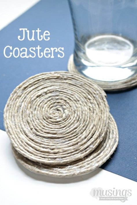 These beautiful Jute Coasters look like they came from an expensive store, but you can easily make them yourself! Here's the full DIY tutorial: Burlap Decorations, Jute Coasters, Homemade Coasters, Coasters Diy, Twine Crafts, Rope Projects, Cool Coasters, Kitchen Tray, Jute Crafts