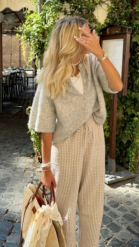 East Coast Fashion Aesthetic, Minimal Cottagecore Outfits, Cute Work Appropriate Outfits, Sophisticated Mom Style, Casual Italian Outfits, Summer In New Zealand Outfits, Relaxed Fall Outfit, Valentine’s Day Casual Outfit, New Zealand Outfits Spring