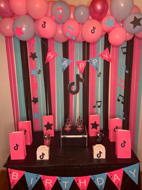 Birthday Decorations Diy, Tik Tok Party, Diy Party Themes, Tiktok Birthday, Birthday Decorations At Home, Easy Party Decorations, Girls Birthday Party Decorations, Simple Birthday Decorations, Birthday Party Decorations Diy