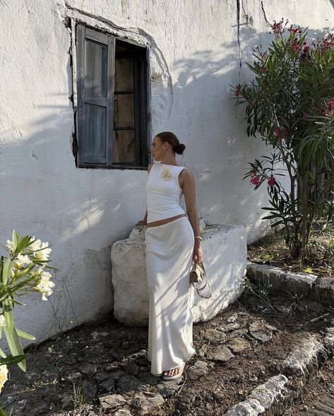 Capri Italy Outfits, Linen Skirt Outfit, Springs Outfit, Palm Springs Outfit, Skirt Outfits Aesthetic, 2024 Fits, White Skirt Outfits, Long Linen Skirt, Effortless Look