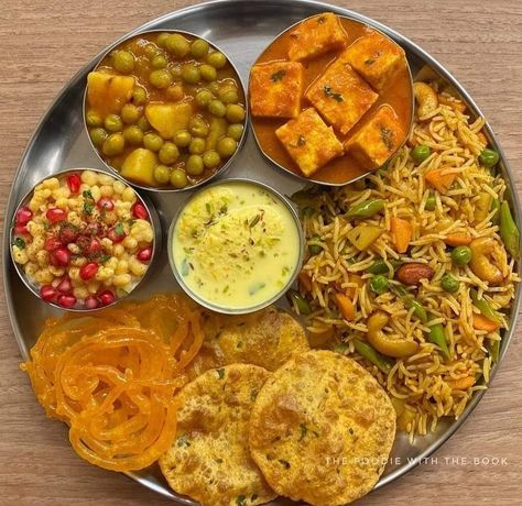 Veg Platter Ideas Indian, Indian Fast Food, Indian Food Photography, Variety Food, Simple Family Meals, Food Plate, Breakfast Recipes Indian, Vegetarian Fast Food, Indian Cooking Recipes