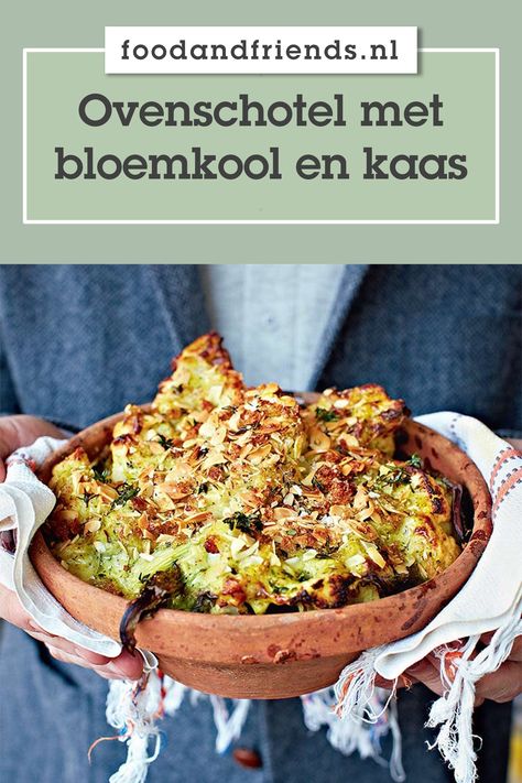 Deze ovenschotel met broccoli in de witte saus heeft een heerlijk krokante topping van het amandel-broodkruim. De combi van groente en kaas is een geniale combi! Maak dit makkelijke ovenschotel recept. | ovenschotels, vegetarische recepten, groente recepten, jamie oliver recepten, bijgerechten, hoofdgerechten, makkelijke recepten, ovengerechten, broccoli recepten, bloemkool recepten Combi Van, Work Food, Work Meals, Food Inspo, Jamie Oliver, Salmon Burgers, Tray Bakes, Broccoli, Good Food