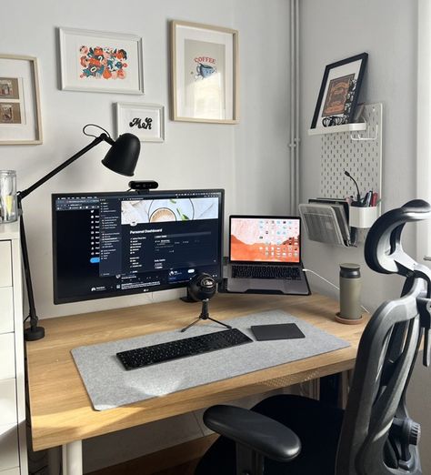 Programmer Workspace, Desk Setup Workspace Inspiration Laptop And Monitor, Pc Desk Setup Minimal, Software Developer Desk Setup, Desk Setup Programmer, Programmers Desk, Laptop Gaming Setup Minimalist, Computer Desk Organization, Home Office Set Up