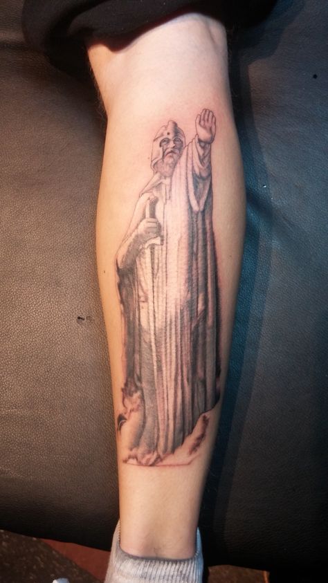 My Second Tattoo, the statue of Anárion the King of Gondor as seen in Lord of the Rings Fellowship of the Ring. Also known as the Argonath, or the Pillars of Kings. Tattoo by Topher Wood (Freakshow Tattoo FoCo Colorado) Tattoo on Trevin Long Lord Of The Rings Half Sleeve Tattoo, Argonath Tattoo, Freakshow Tattoo, Lotr Tattoo Fellowship, Lord Of The Rings Tattoo Fellowship, Ent Tattoo Lord Of The Rings, The Argonath, Lord Of The Rings Tattoo Anduril, Lotr Sleeve