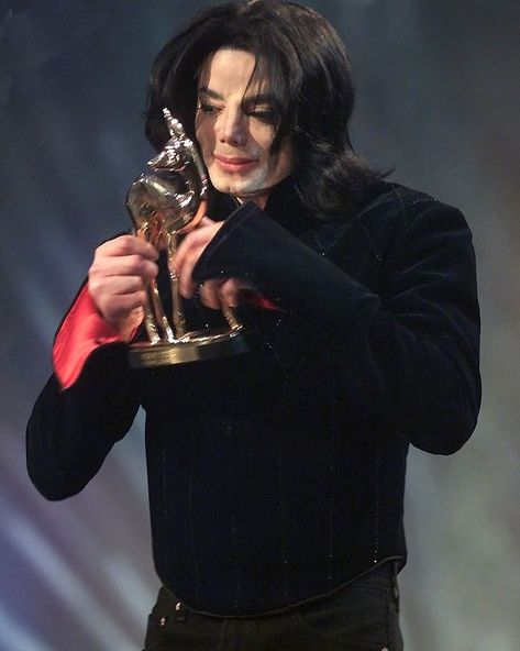 Michael jackson ❤️ Michael Jackson Crying, Michael Jackson Awards, Michael Jackson Invincible, Keep On Smiling, Michael Jackson Neverland, Michael Jackson Funny, Gary Indiana, Photos Of Michael Jackson, Jackson 5