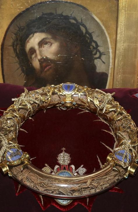 Ancient Crown, Catholic Relics, Jesus Crown, Notre Dame Paris, Gothic Cathedrals, Notre Dame Cathedral, Jesus Stories, Christ The King, Ancient Origins