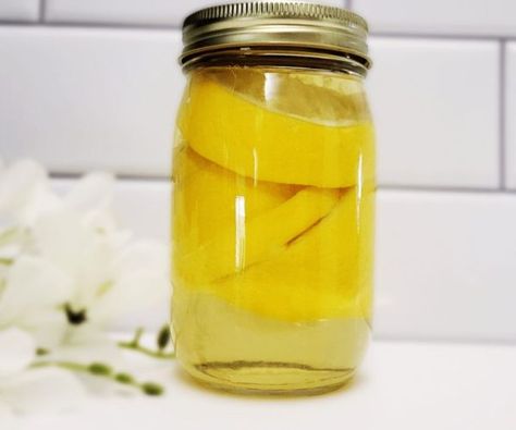 Natural lemon vinegar cleaner Lemon Vinegar Cleaner, Homemade Cleaner, Infused Vinegars, Lemon Vinegar, Vinegar Cleaner, Laundry Soap Homemade, Homemade Laundry Detergent, Homemade Laundry, Fermented Drink