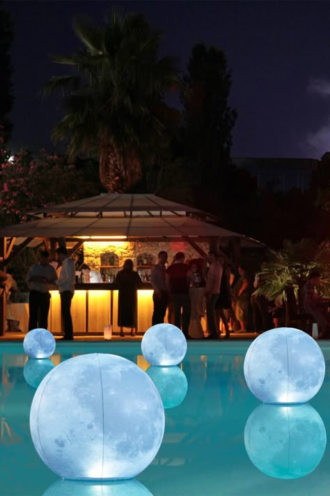 Light Up Pool Balls, Lights Over Pool, Outdoor Quinceanera, Illusion Installation, Pool Side Decor, Midcentury Garden, Swimming Pool Birthday Party, Pool Lighting Ideas, Sufi Night